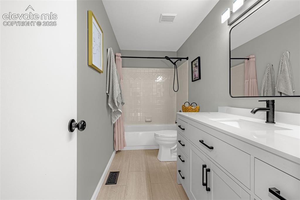 Image 18 of 45: Bathroom