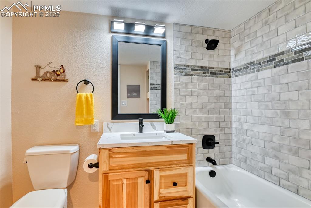Image 13 of 34: Bathroom