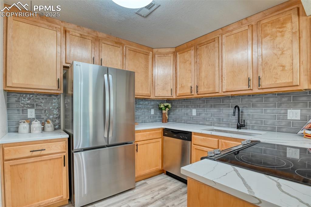 Image 6 of 34: Kitchen