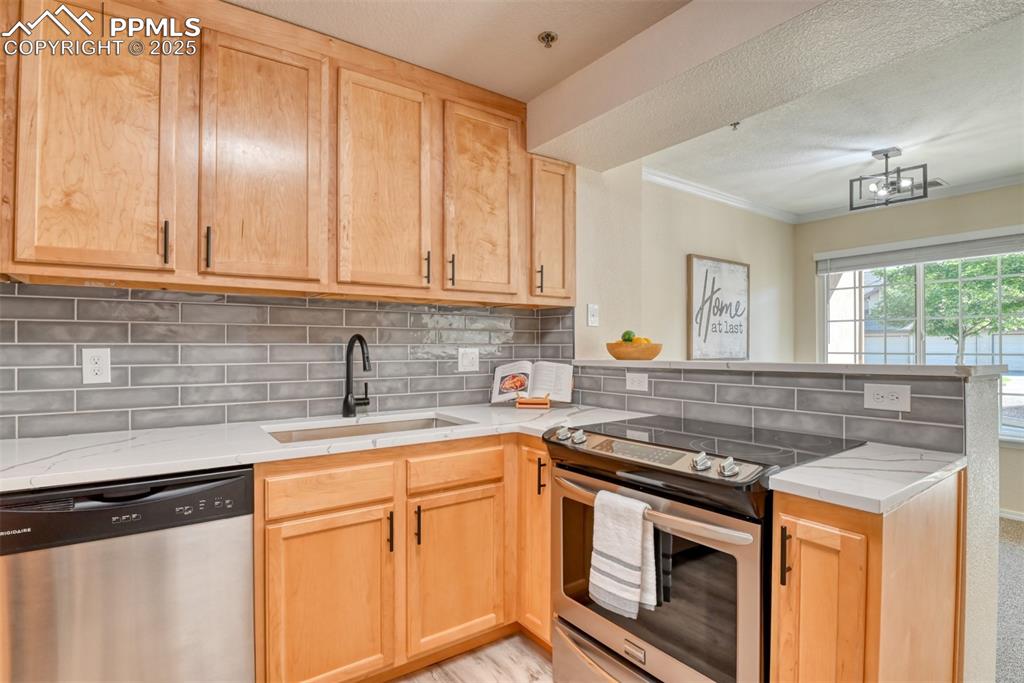 Image 7 of 34: Kitchen