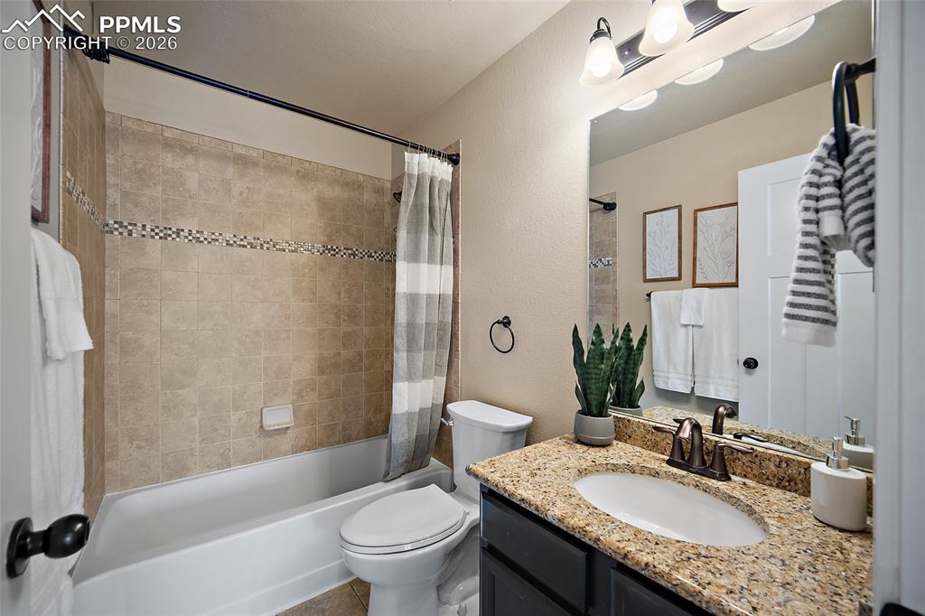 Image 32 of 39: Bathroom