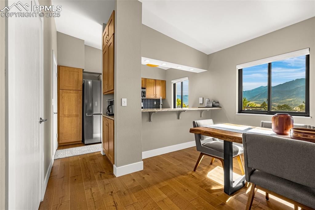 Image 14 of 28: Dining Area