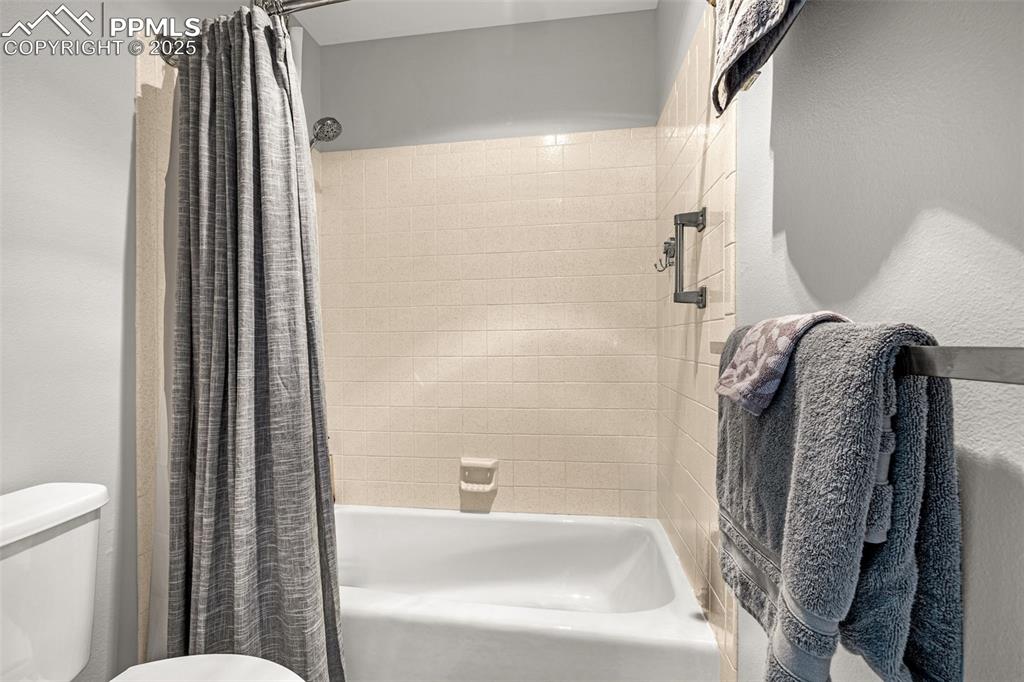 Image 20 of 28: Bathroom