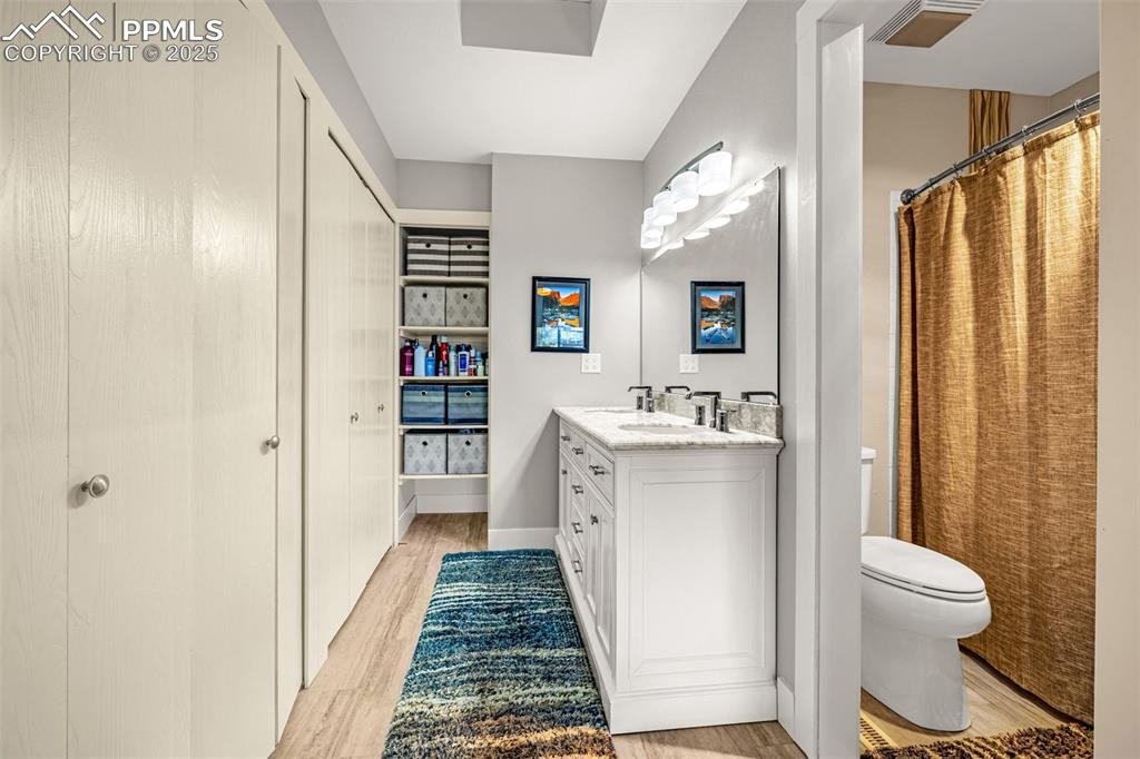 Image 21 of 28: Bathroom