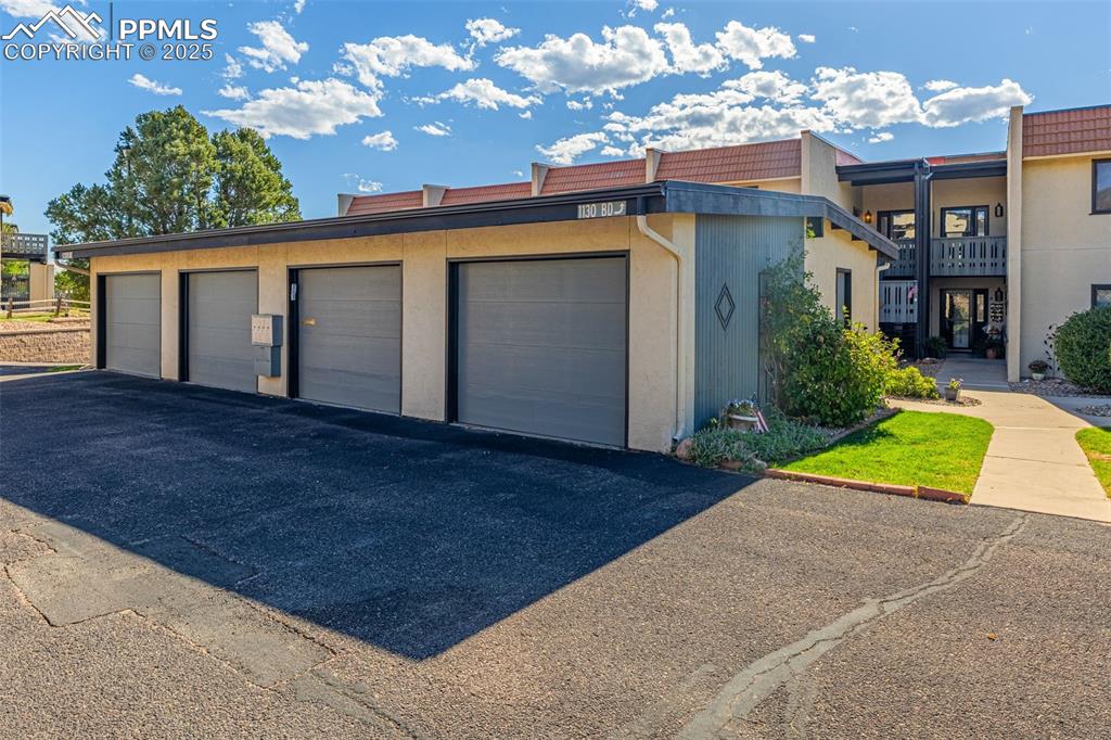 Image 6 of 28: Garage