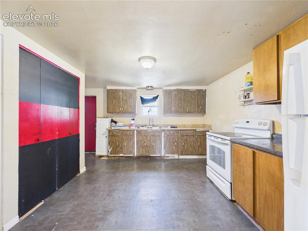 Image 8 of 15: Kitchen