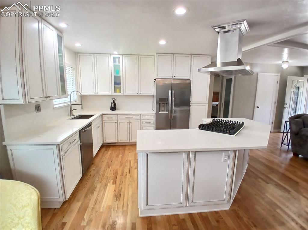 Image 15 of 49: Kitchen to die for!!