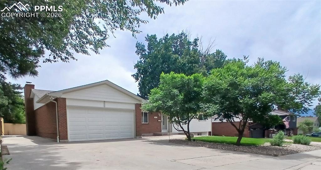 Image 3 of 49: Large driveway with extra parking!!