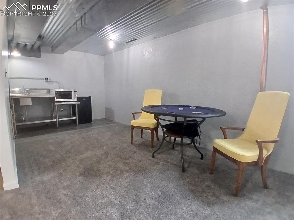 Image 33 of 49: Wet Bar area