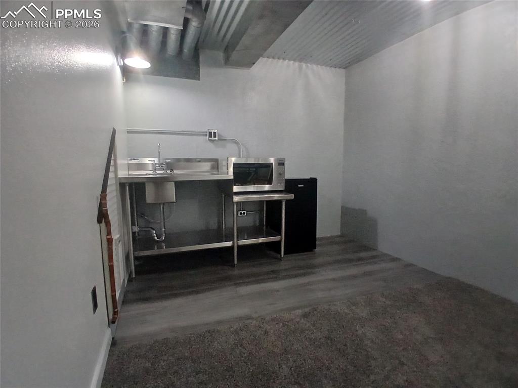 Image 34 of 49: Wet Bar area