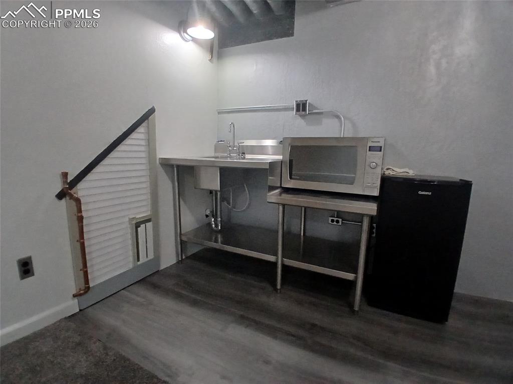 Image 35 of 49: Wet Bar area