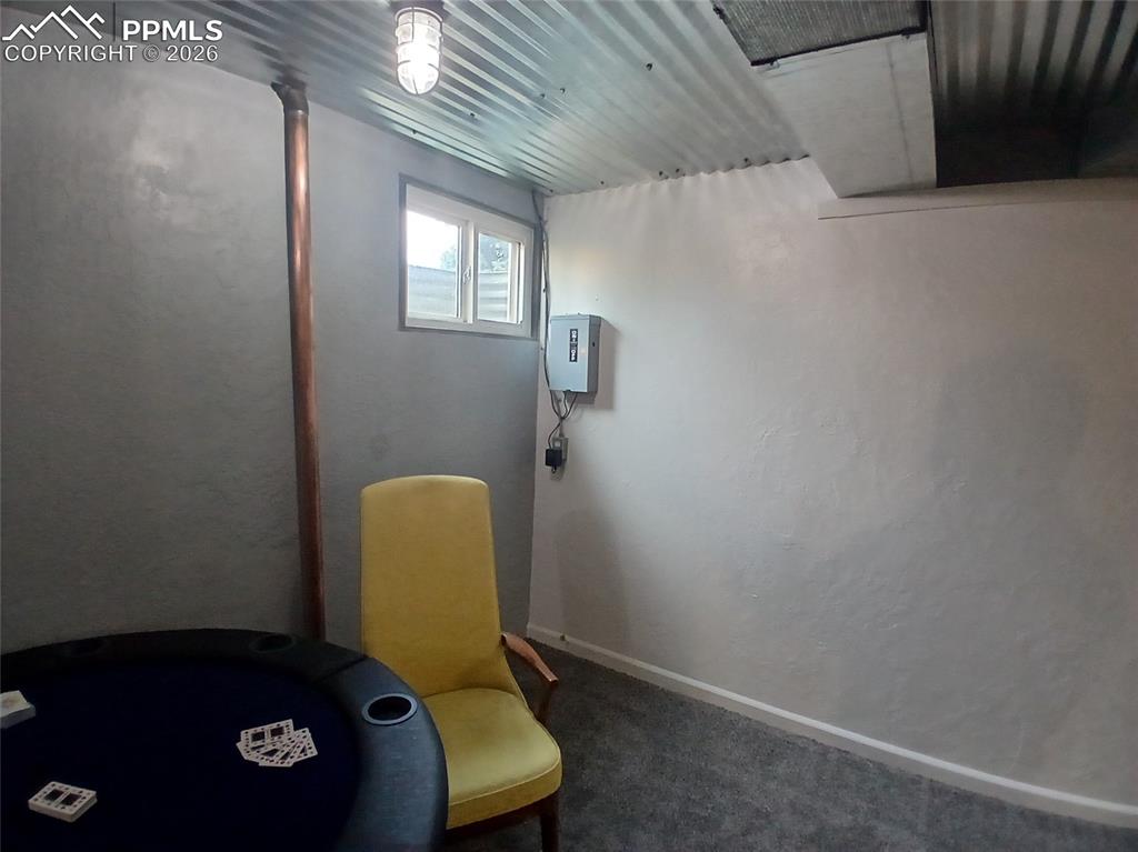 Image 39 of 49: Wet Bar area