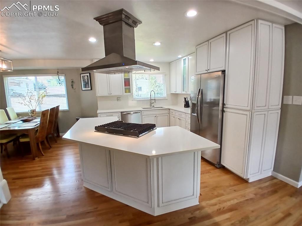 Image 9 of 49: Light and Bright kitchen