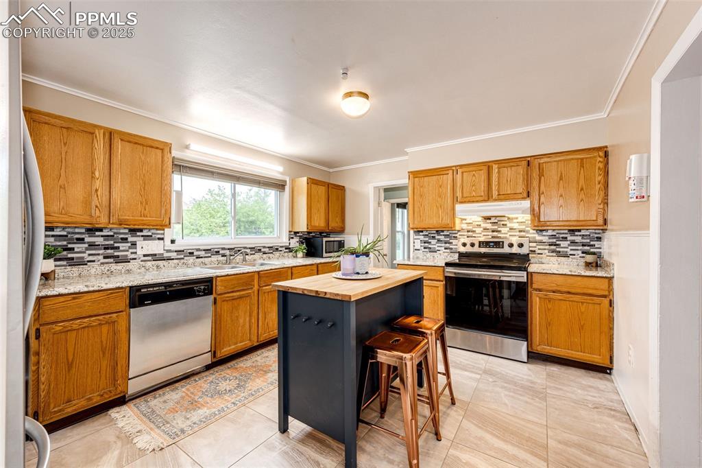 Image 13 of 30: Kitchen