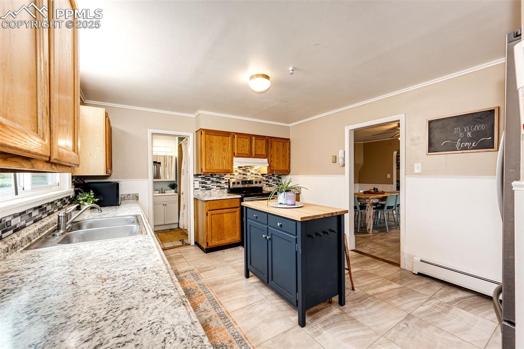 Image 14 of 30: Kitchen