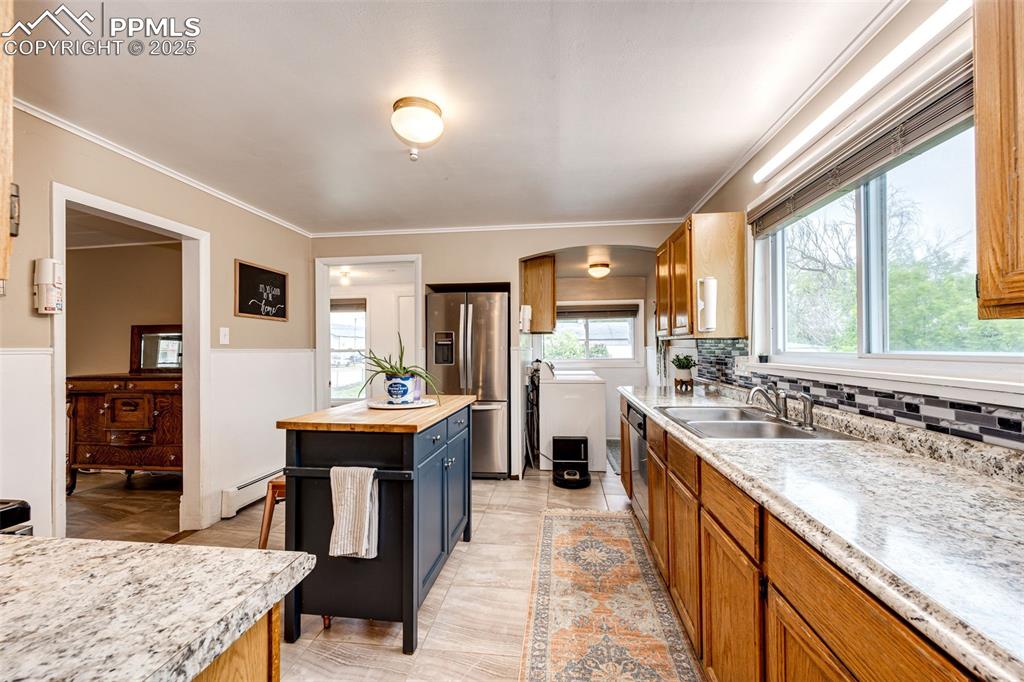 Image 15 of 30: Kitchen