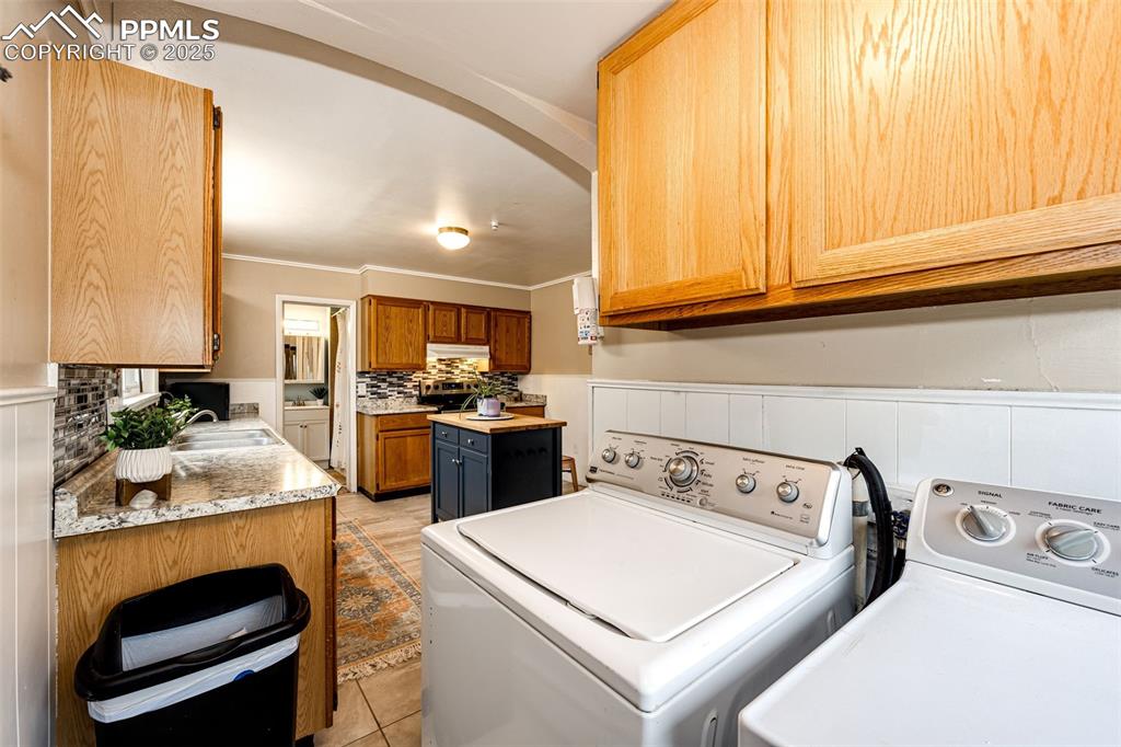 Image 17 of 30: Laundry