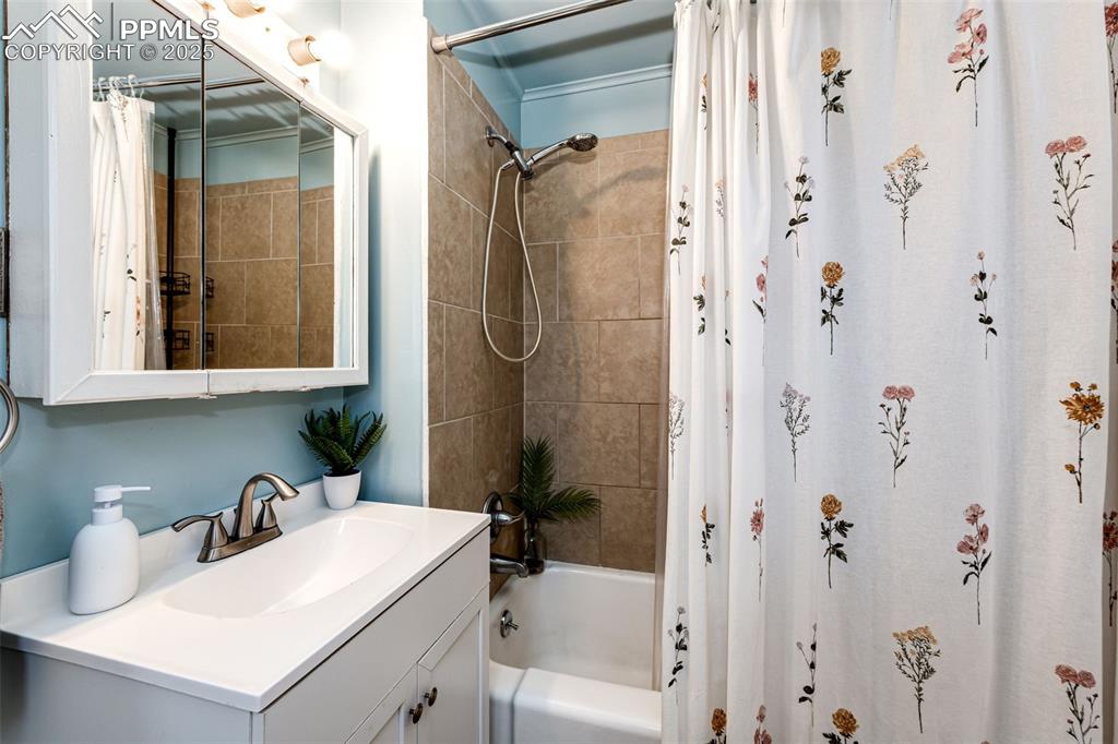 Image 19 of 30: Bathroom