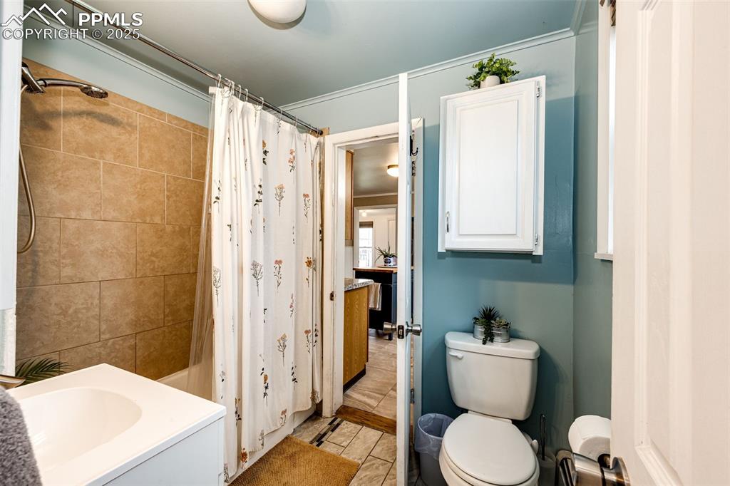 Image 20 of 30: Bathroom