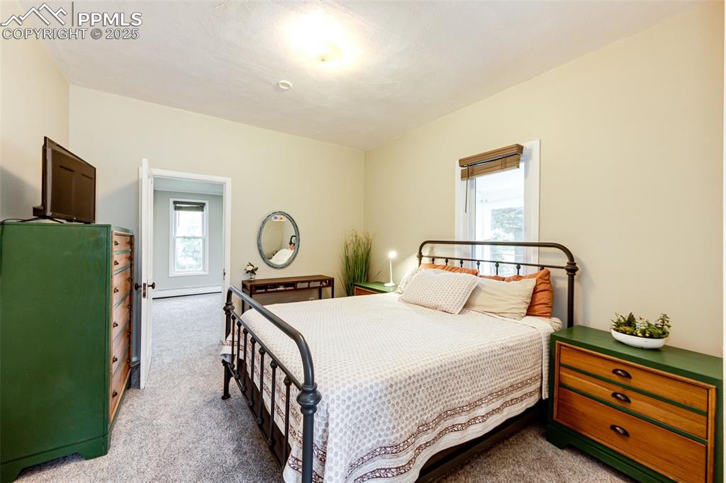 Image 23 of 30: Bedroom