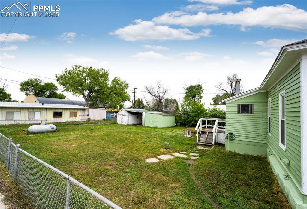 Image 25 of 30: Yard