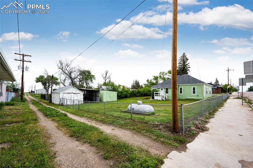 Image 29 of 30: Yard