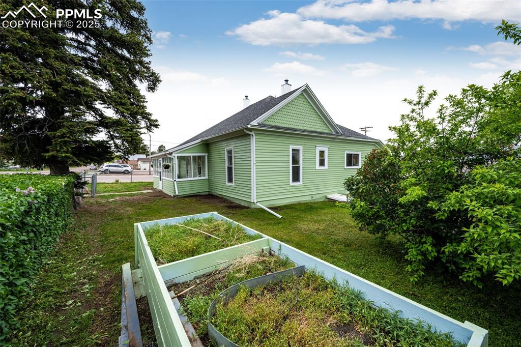 Image 3 of 30: Back of Structure