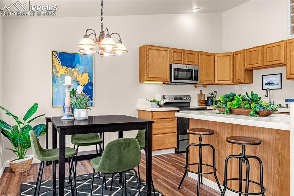 Image 10 of 40: Kitchen