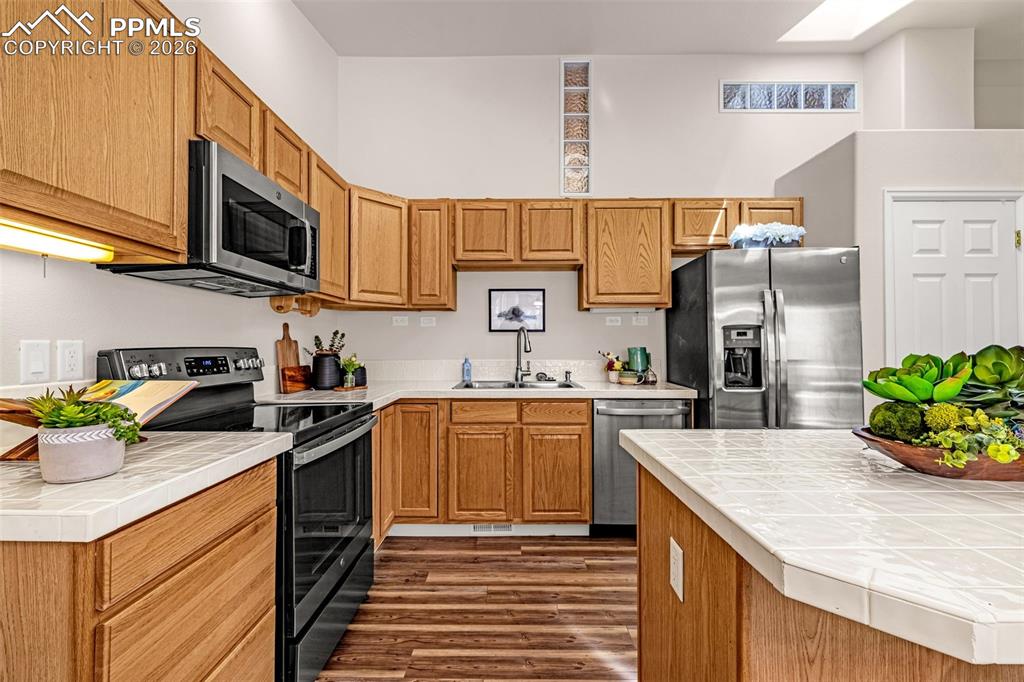 Image 15 of 40: Kitchen