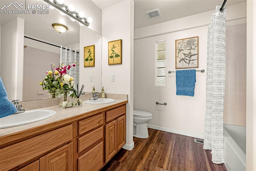 Image 18 of 40: Bathroom