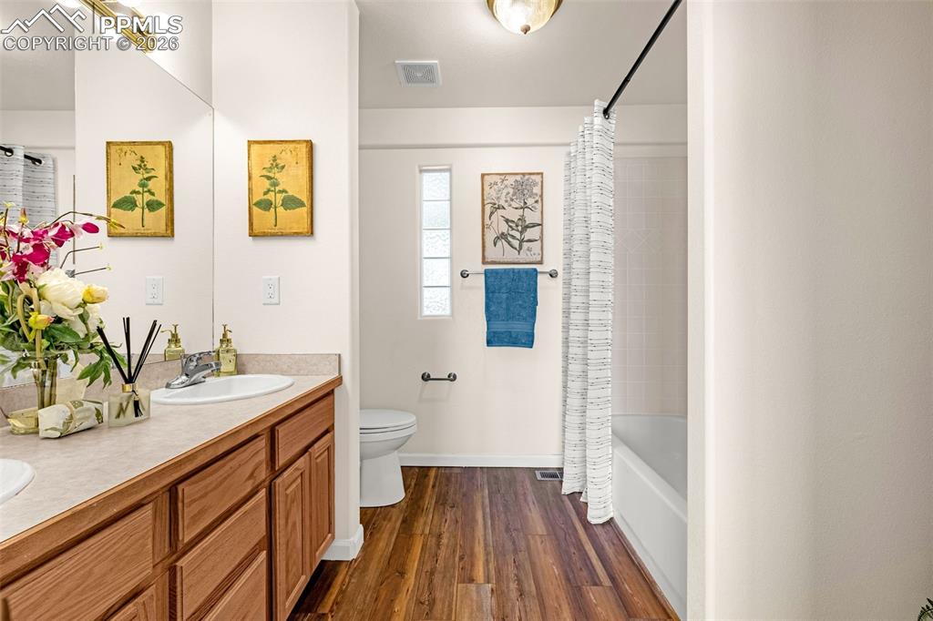 Image 19 of 40: Bathroom