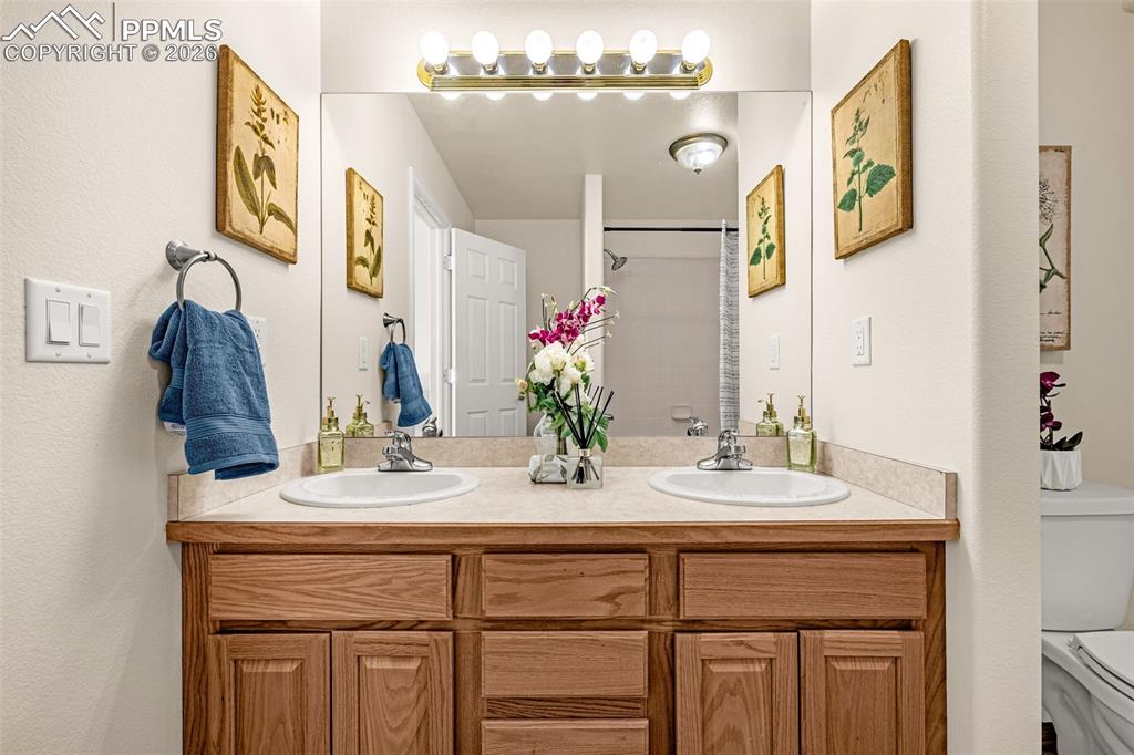 Image 20 of 40: Bathroom