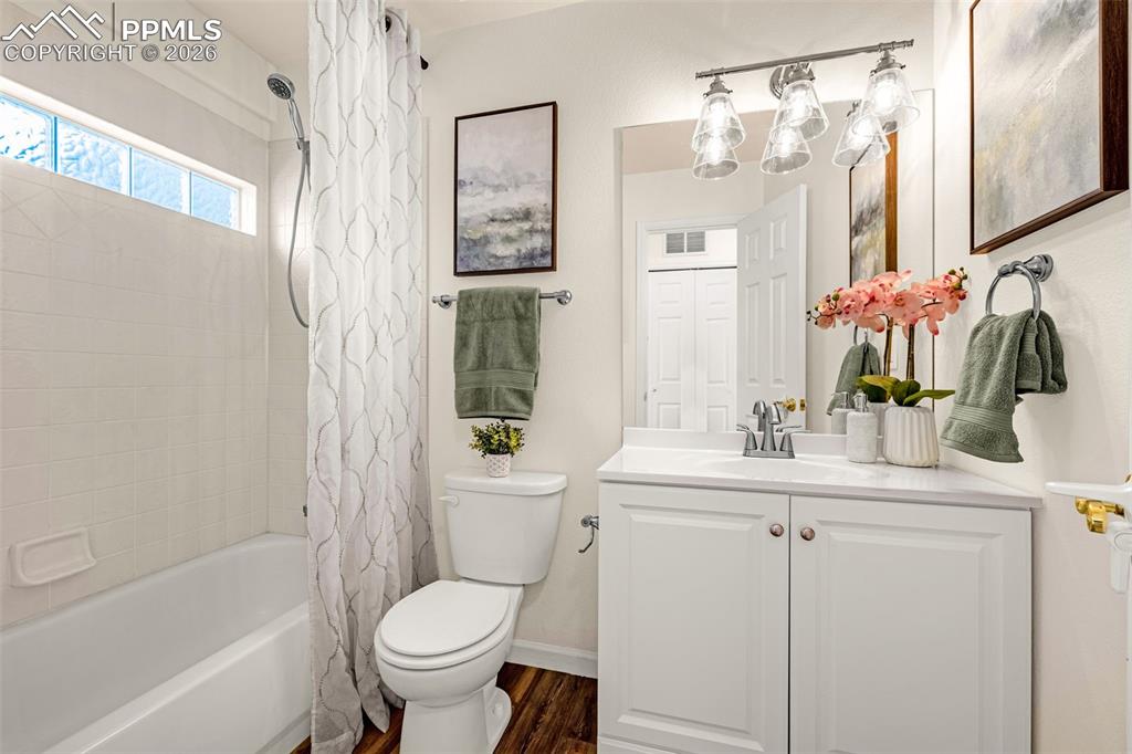 Image 22 of 40: Bathroom