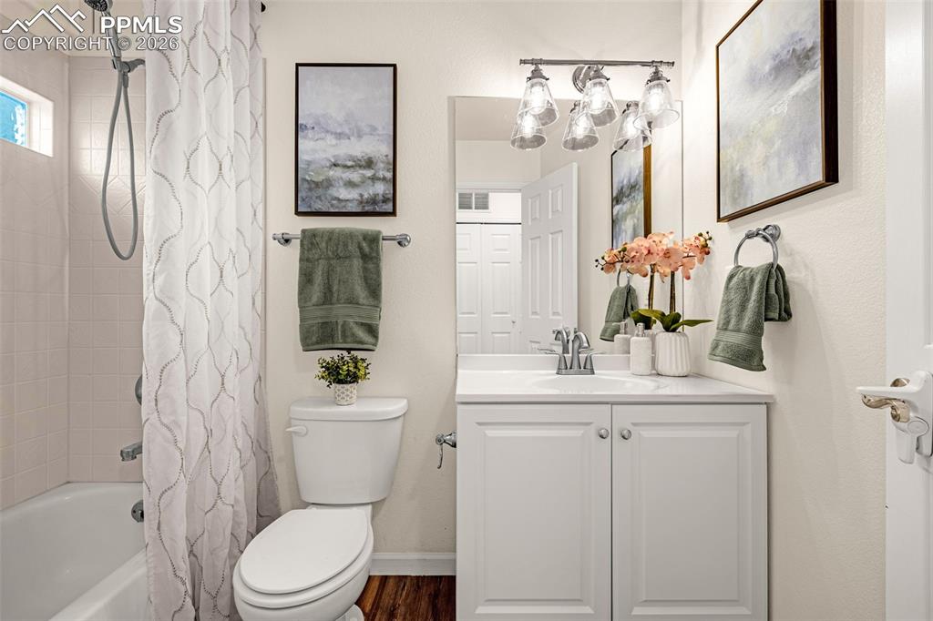 Image 23 of 40: Bathroom