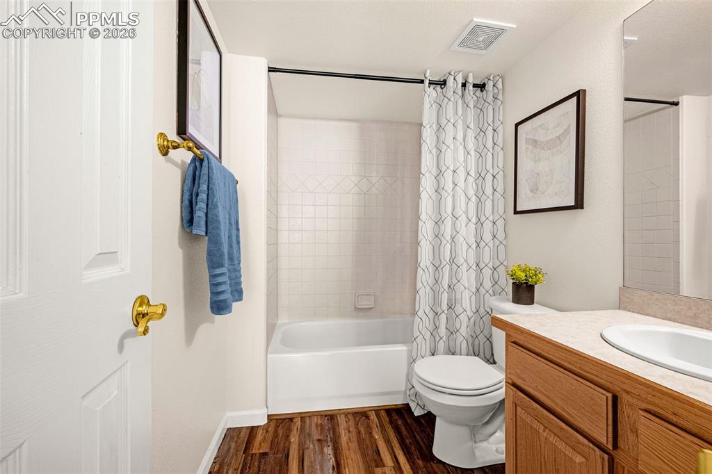 Image 28 of 40: Bathroom