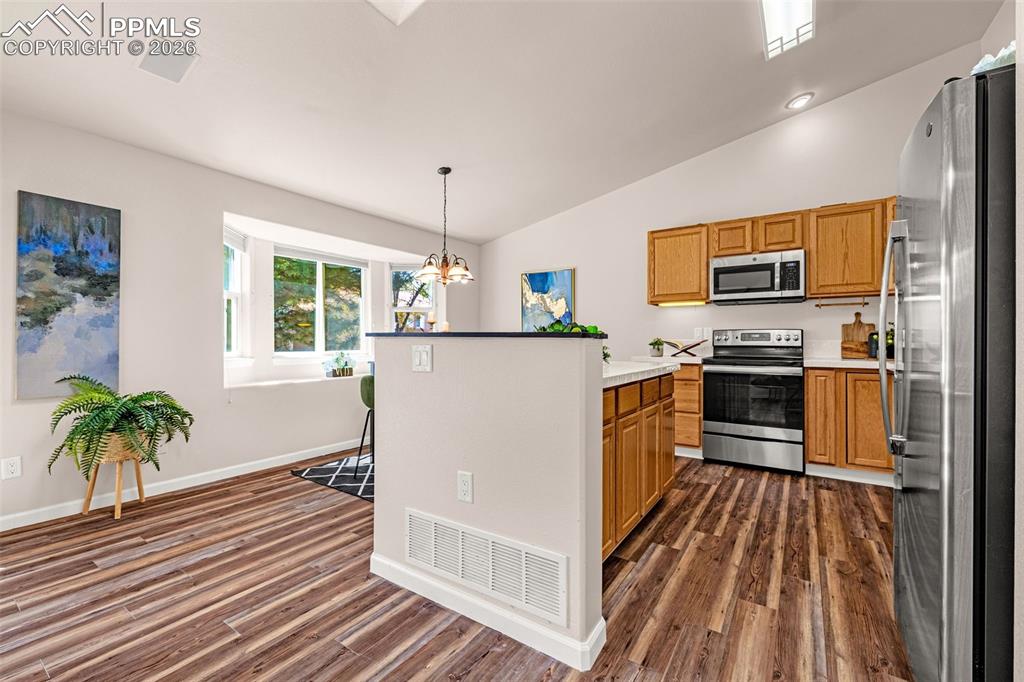 Image 5 of 40: Kitchen