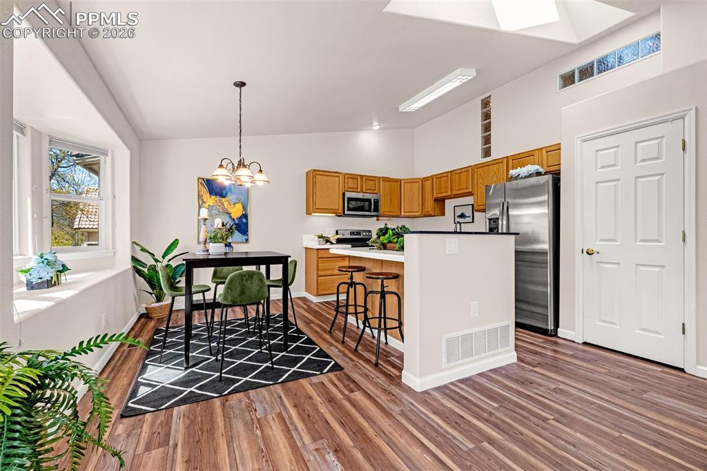 Image 7 of 40: Kitchen