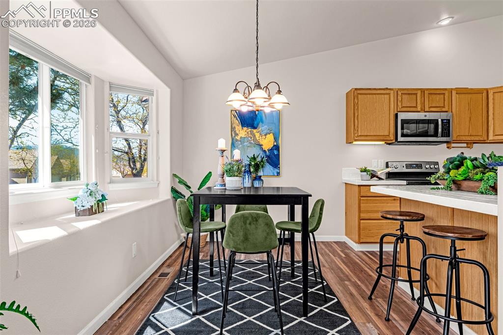 Image 8 of 40: Dining Area