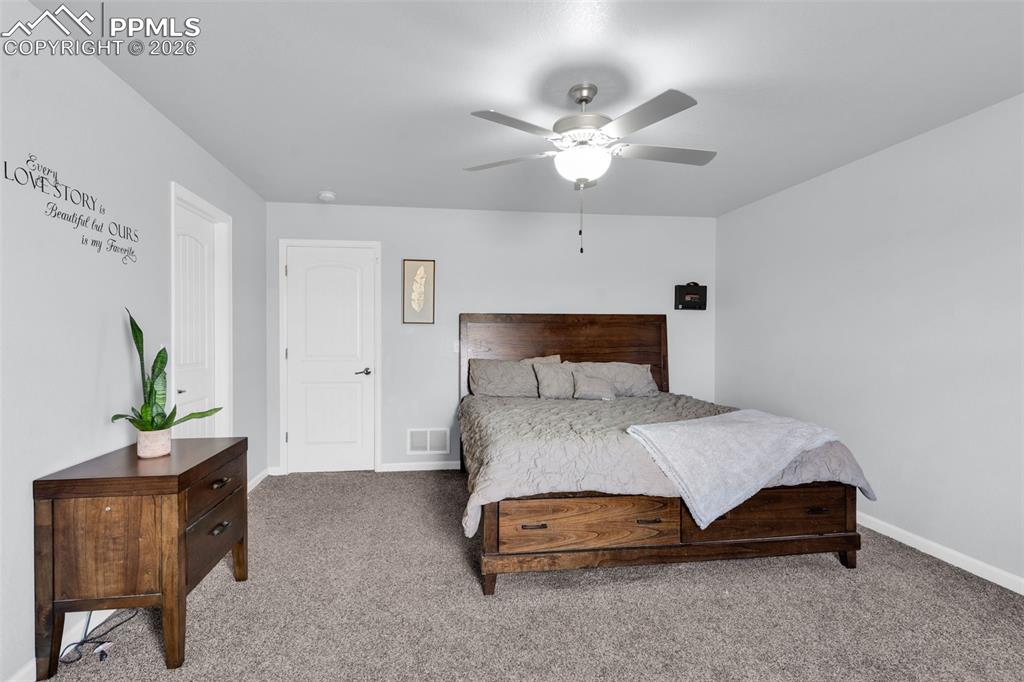 Image 10 of 32: Bedroom