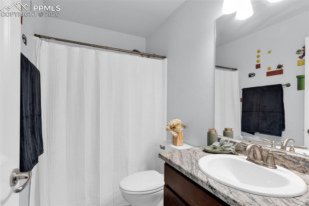 Image 15 of 32: Bathroom