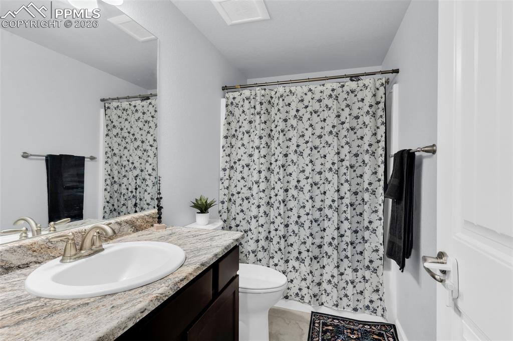 Image 24 of 32: Bathroom