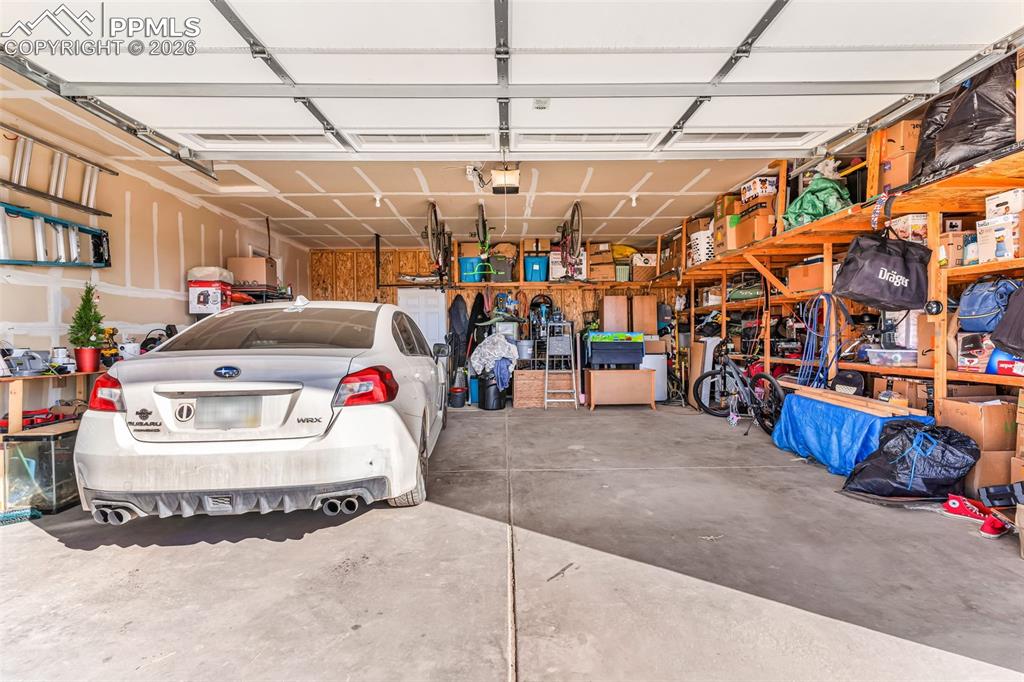 Image 28 of 32: Garage