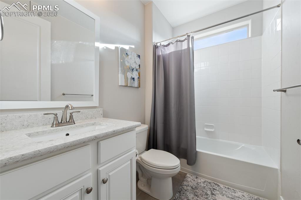 Image 10 of 50: Bathroom