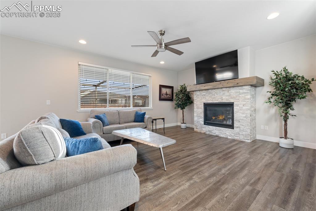 Image 13 of 50: Living Room