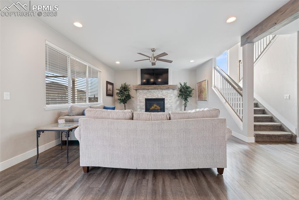 Image 14 of 50: Living Room