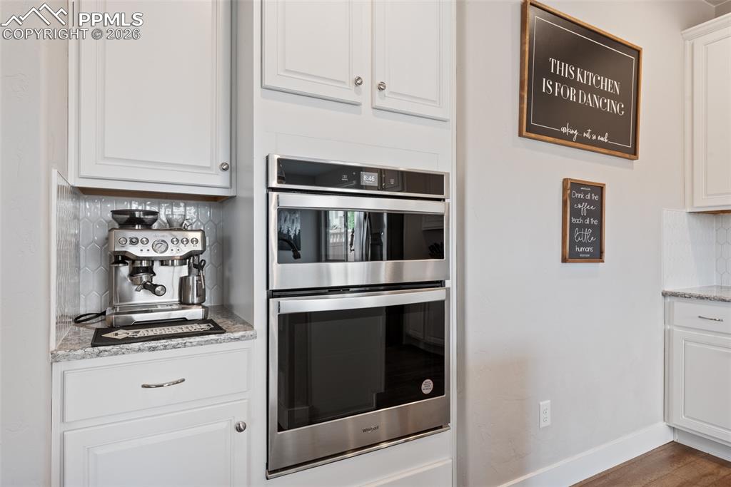 Image 19 of 50: Kitchen