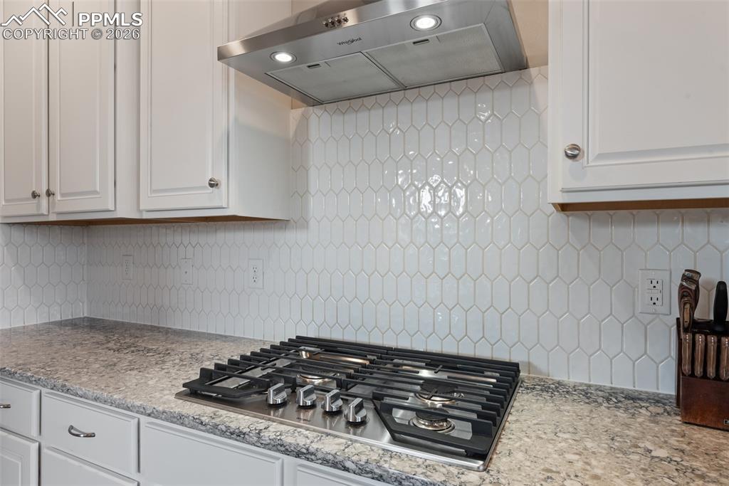 Image 20 of 50: Kitchen