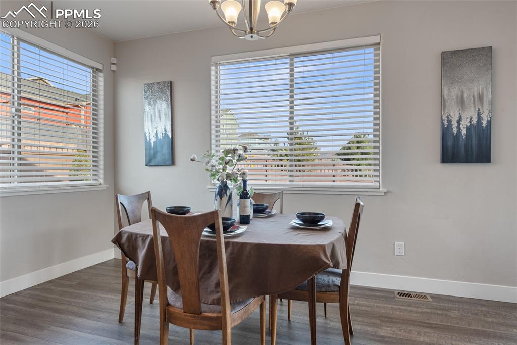 Image 23 of 50: Dining Area