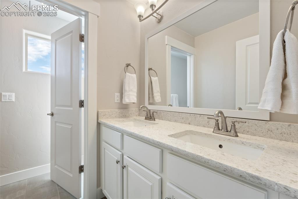 Image 32 of 50: Bathroom