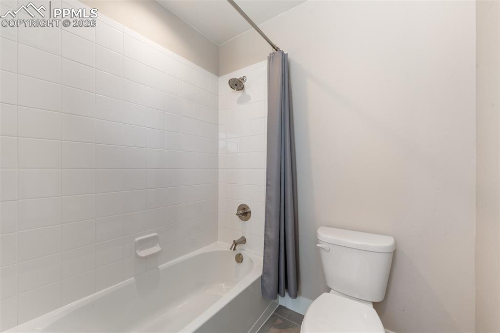 Image 33 of 50: Bathroom